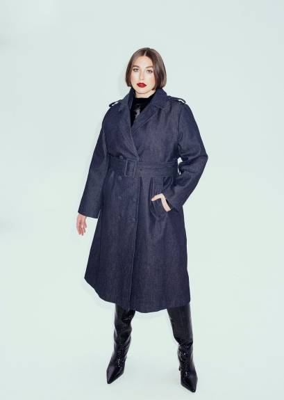 trench en denim foncé avec col en fausse fourrure