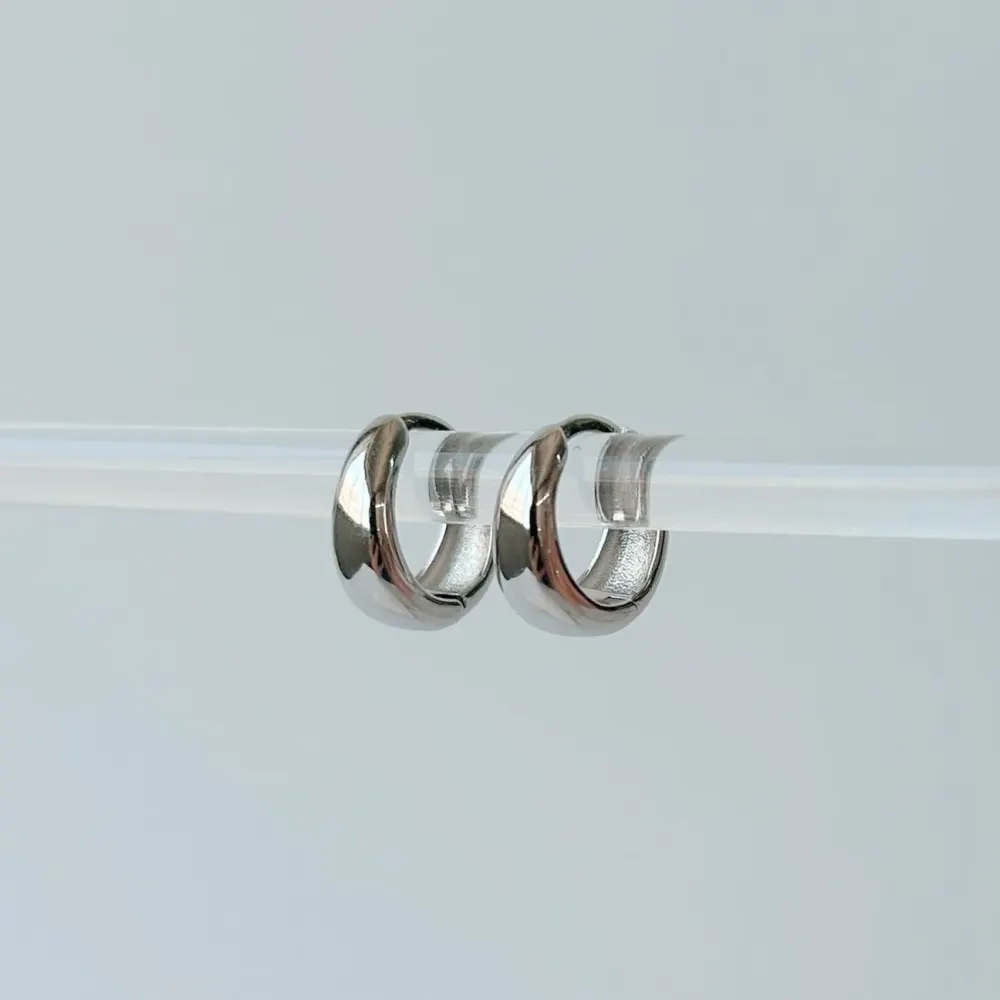 Horace Jewelry - Small thicker hoop earrings Holda