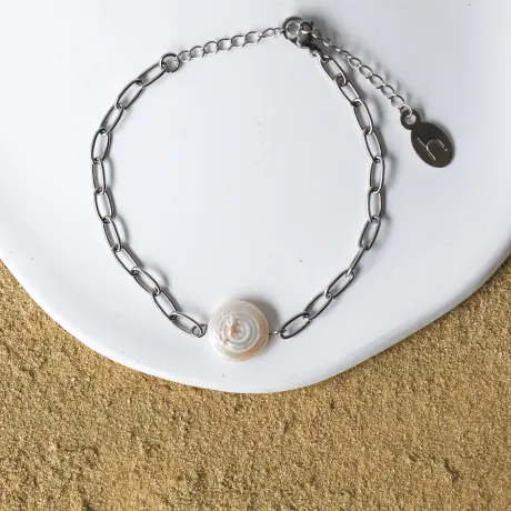 Horace Jewelry - Bracelet in oval links with a flattened freshwater pearl in is center Shina