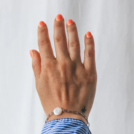 Horace Jewelry - Bracelet in oval links with a flattened freshwater pearl in is center Shina