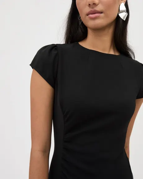 Robe Midi Noire à Manches Très Courtes et Fente Avant