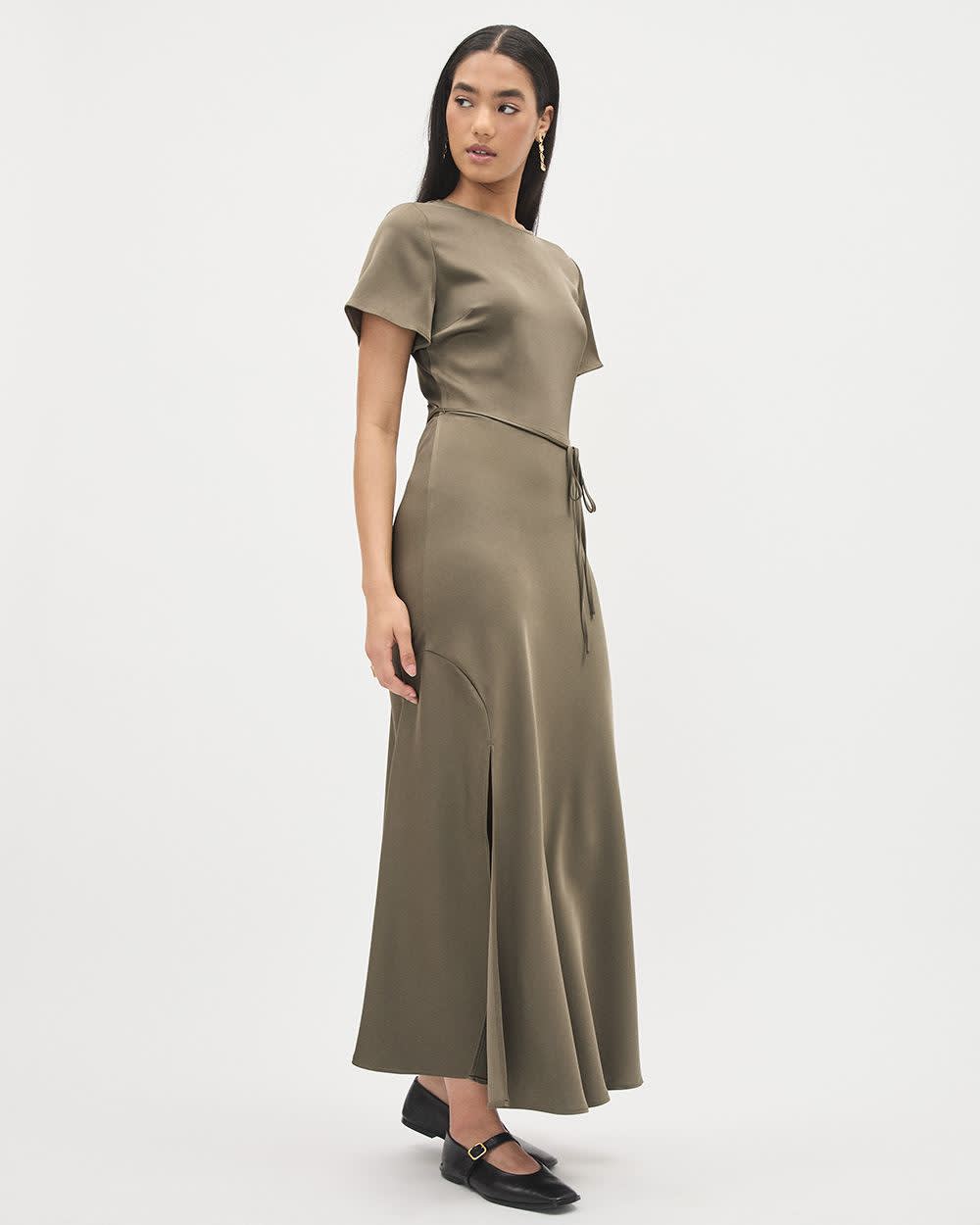 Robe Midi Ajustée à Manches Courtes en Satin