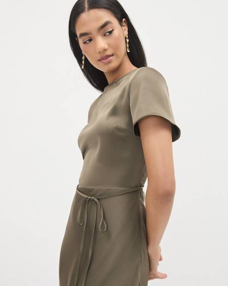 Robe Midi Ajustée à Manches Courtes en Satin